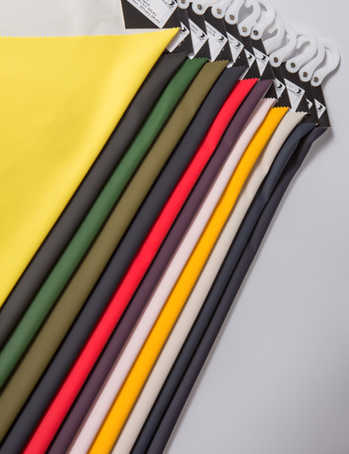 What are the differences between reflective raincoat fabric and ordinary raincoat fabric?