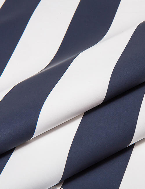 Raincoats with different fabrics have different characteristics